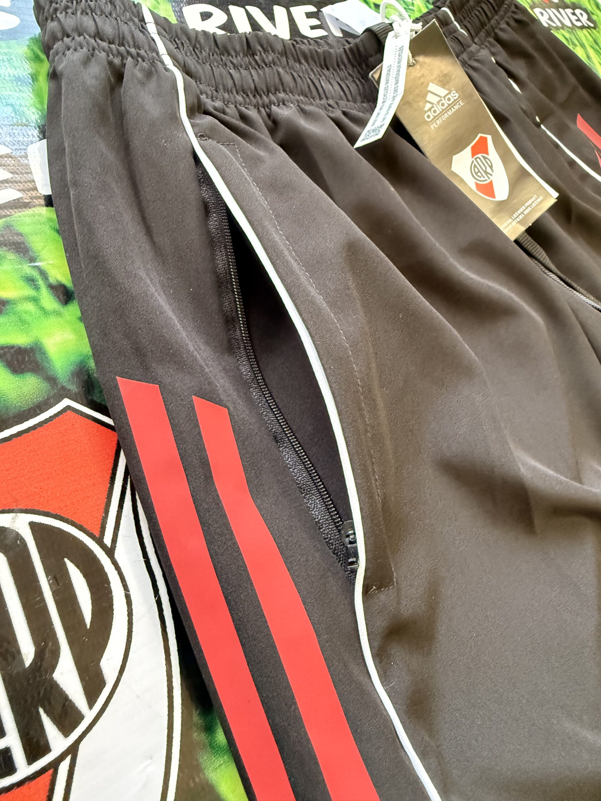 Bermuda Microfibra Negra 2025 - River Plate - Imagen 3