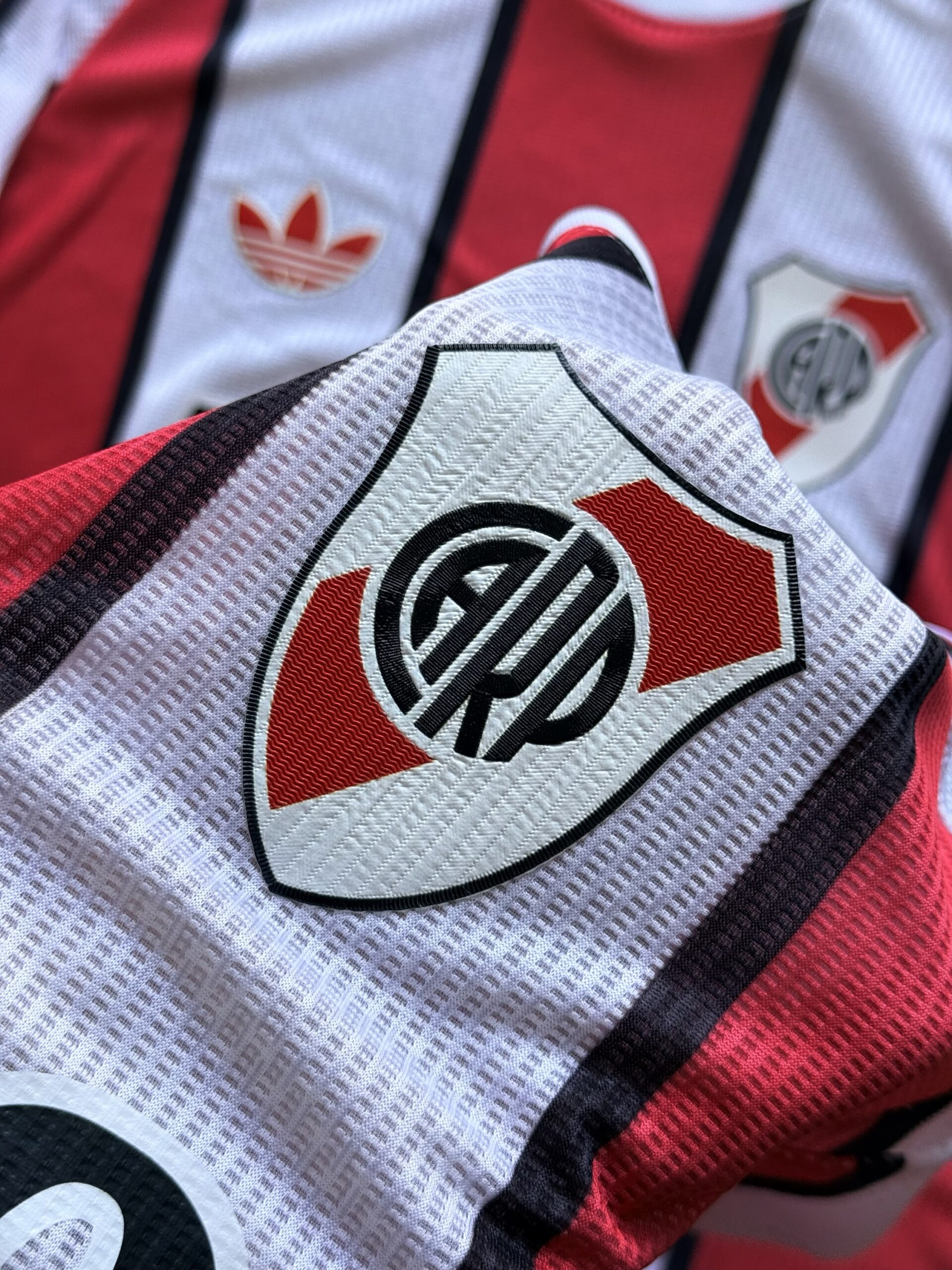 Camiseta Altern. Tricolor 26/27 River Plate (TPU) - Imagen 3